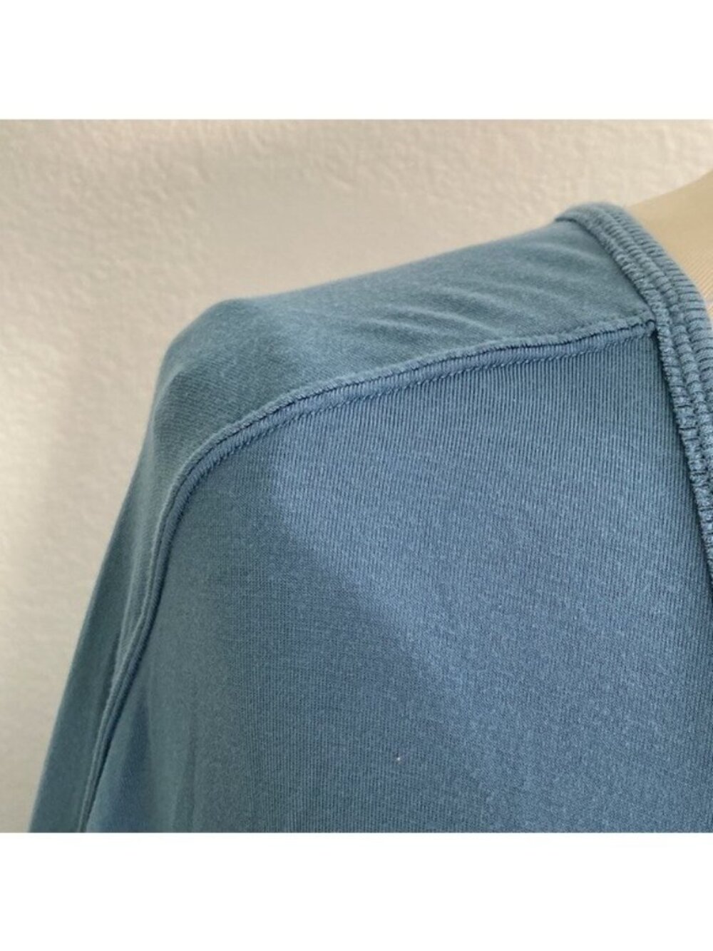 Free People oversized lagenlook size S blue distressed long sleeve top V-neck - Picture 7 of 8
